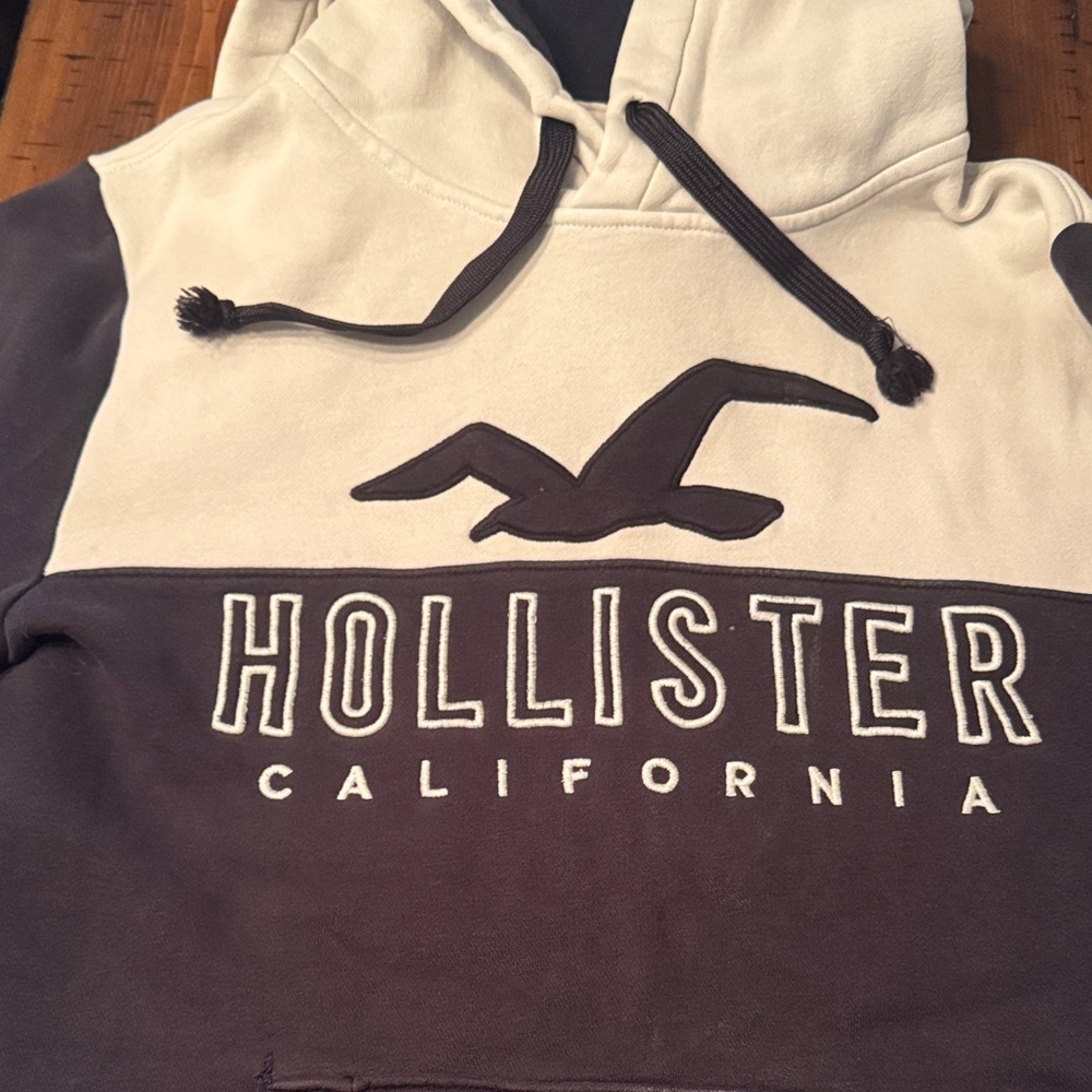 Hollister Men's Black and Cream Hoodie